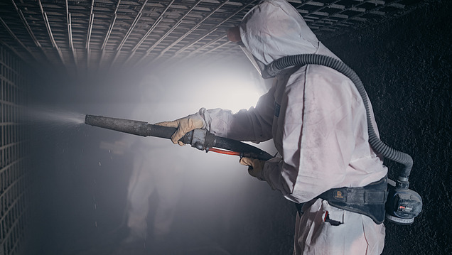 Foto von einer Person mit einer Spritzbetonlanze 