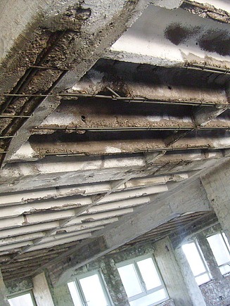 Foto von Beton mit sichtbarer Bewehrung